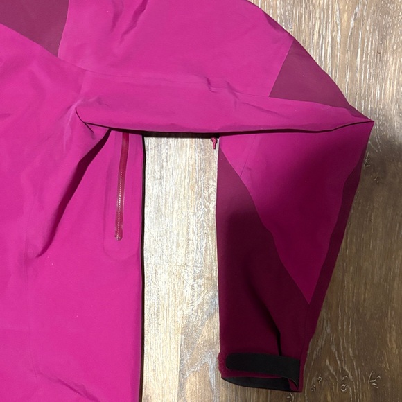Arc'teryx Women's Jacket - Fuchsia and Gray - Picture 5 of 5